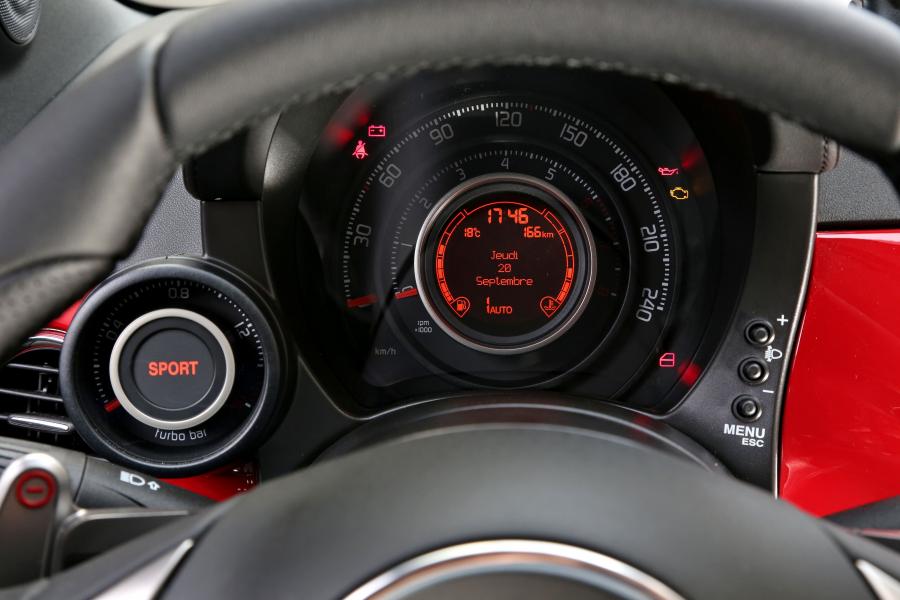 Панель приборов Abarth 595C Turismo 2012 года  (фото 14 из 54)
